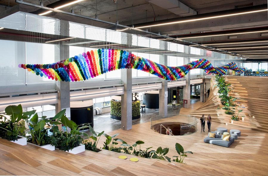 Oficina de Mercado Libre en Buenos Aires, con la rampa de madera y la instalación de globos de colores